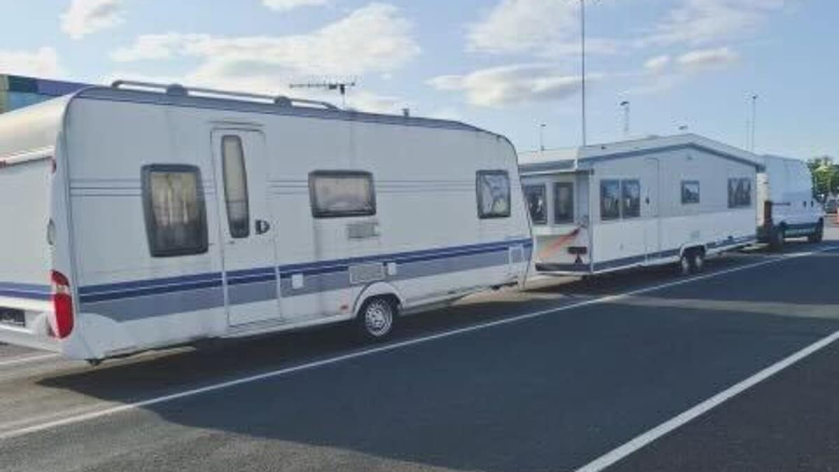 Seriekoblede campingvogner på ferga mellom Horten og Moss: – Er som et vogntog