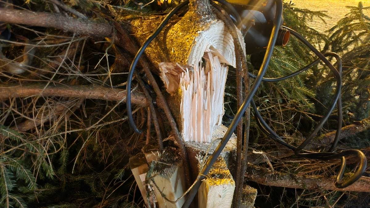 Juletreet i sentrum saget ned to ganger i år: – Det er rampestreker