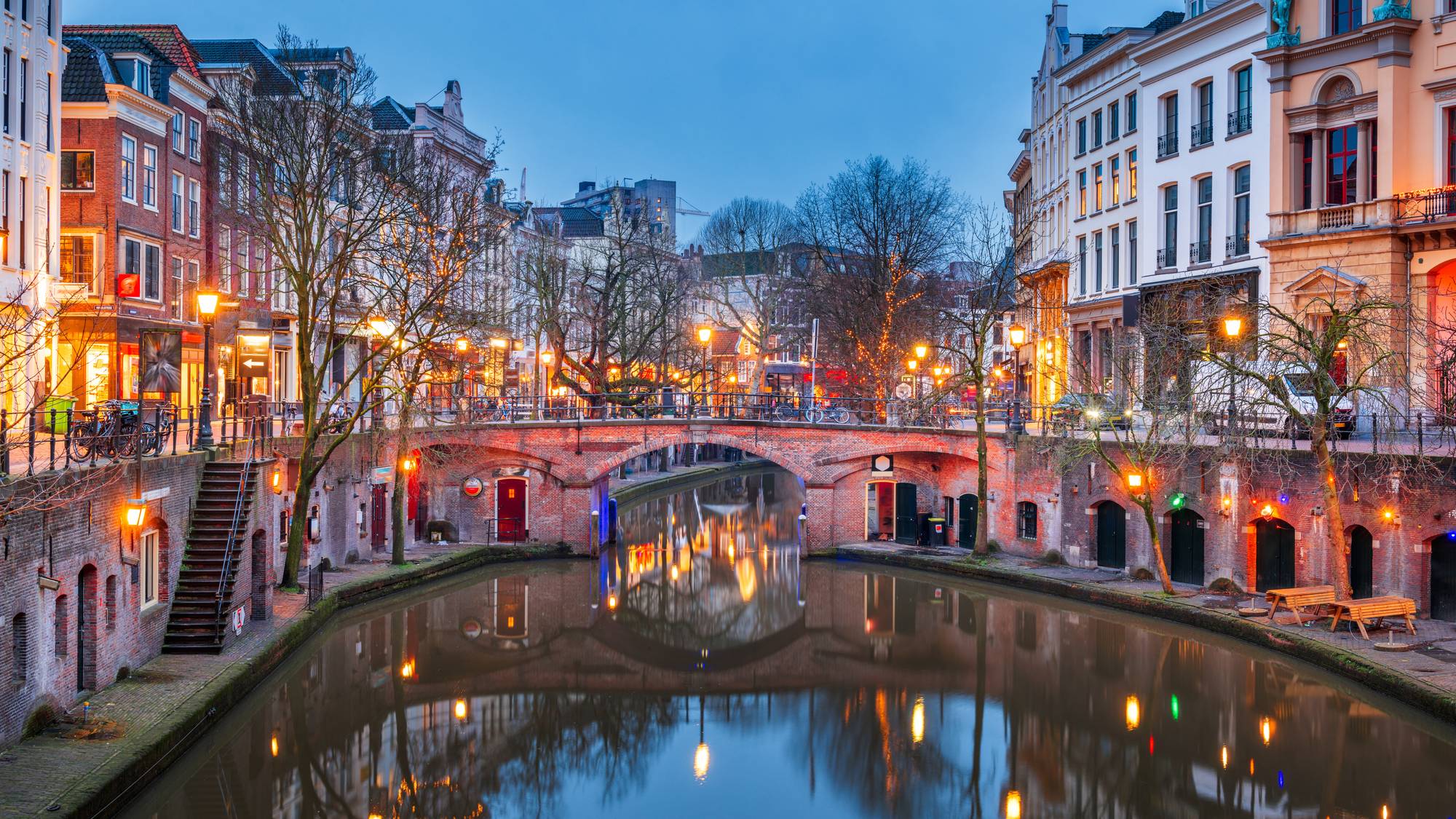 Hus langs kanal i Utrecht, Nederland.