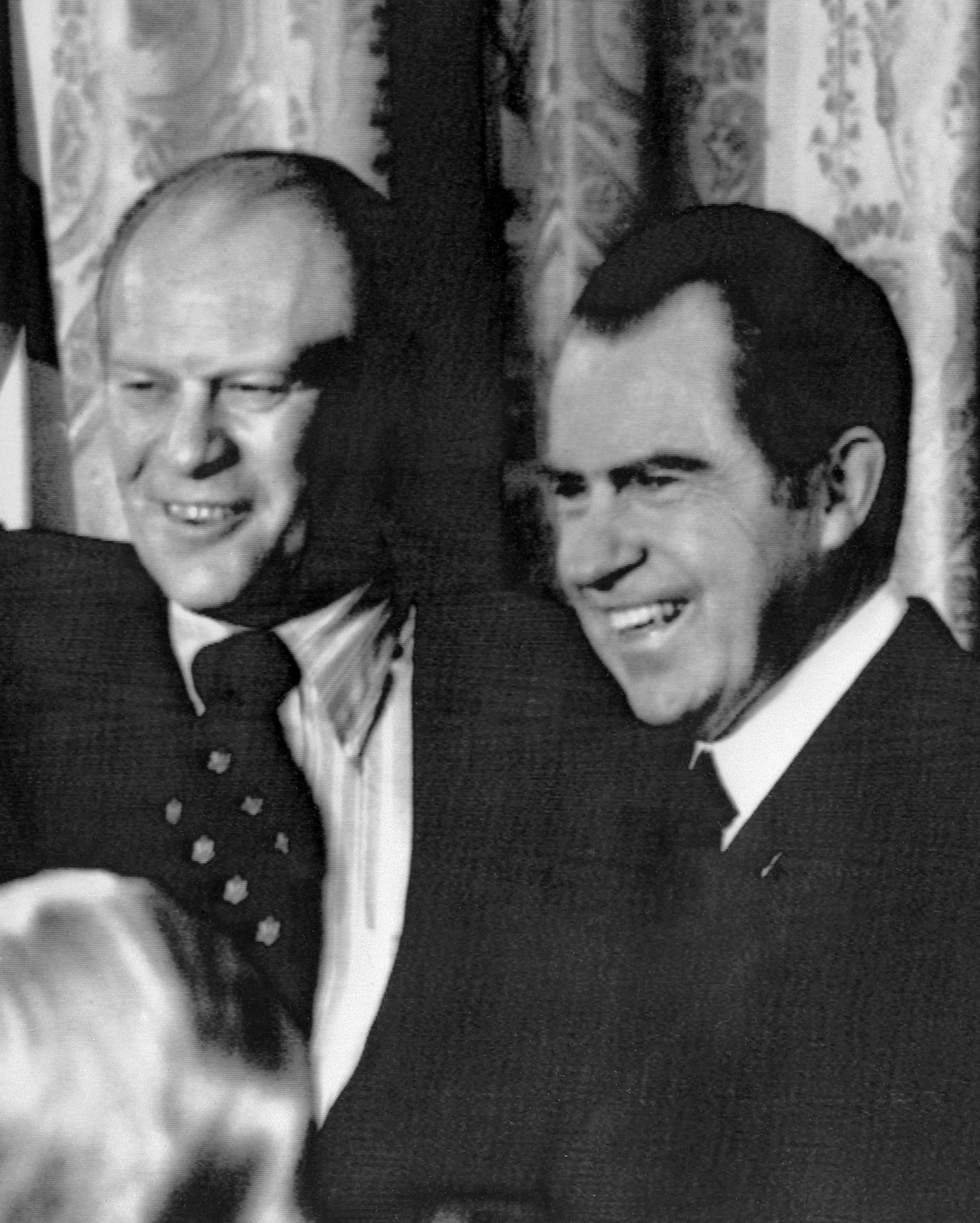 Richard Nixon og Gerald Ford. (FILES) File picture showing late US President Richard Nixon (R) with his new vice president Gerald Ford at that time who succeeded to Spiro Agnew taken, in Washington, 15 June 1971 . Former President Gerald Ford, who sought to heal America after the trauma of the Watergate scandal that forced Richard Nixon from office in 1974, died 26 December 2006, his wife said. He was 93. Ford lost the 1976 election campaign to Jimmy Carter, a defeat that historians have attributed to his decision to pardon Nixon for his crimes barely a month after taking office. EDS NOTE: Best quality available.                   AFP    PHOTO   FILES/STR       (B/W ONLY)