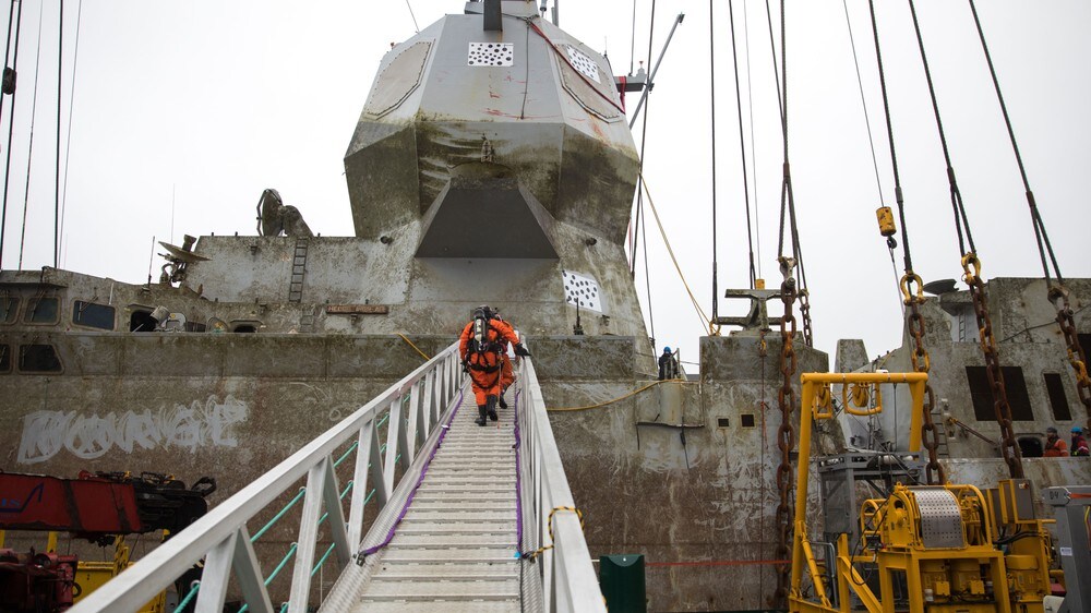 KNM «Helge Ingstad» på Hanøytangen