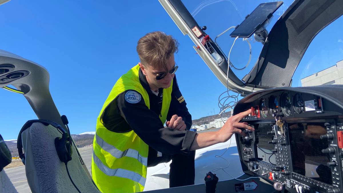 Niklas (23) er snart ferdig utdanna flyger: Nå vil regjeringa sikre den offentlige flygerutdanninga