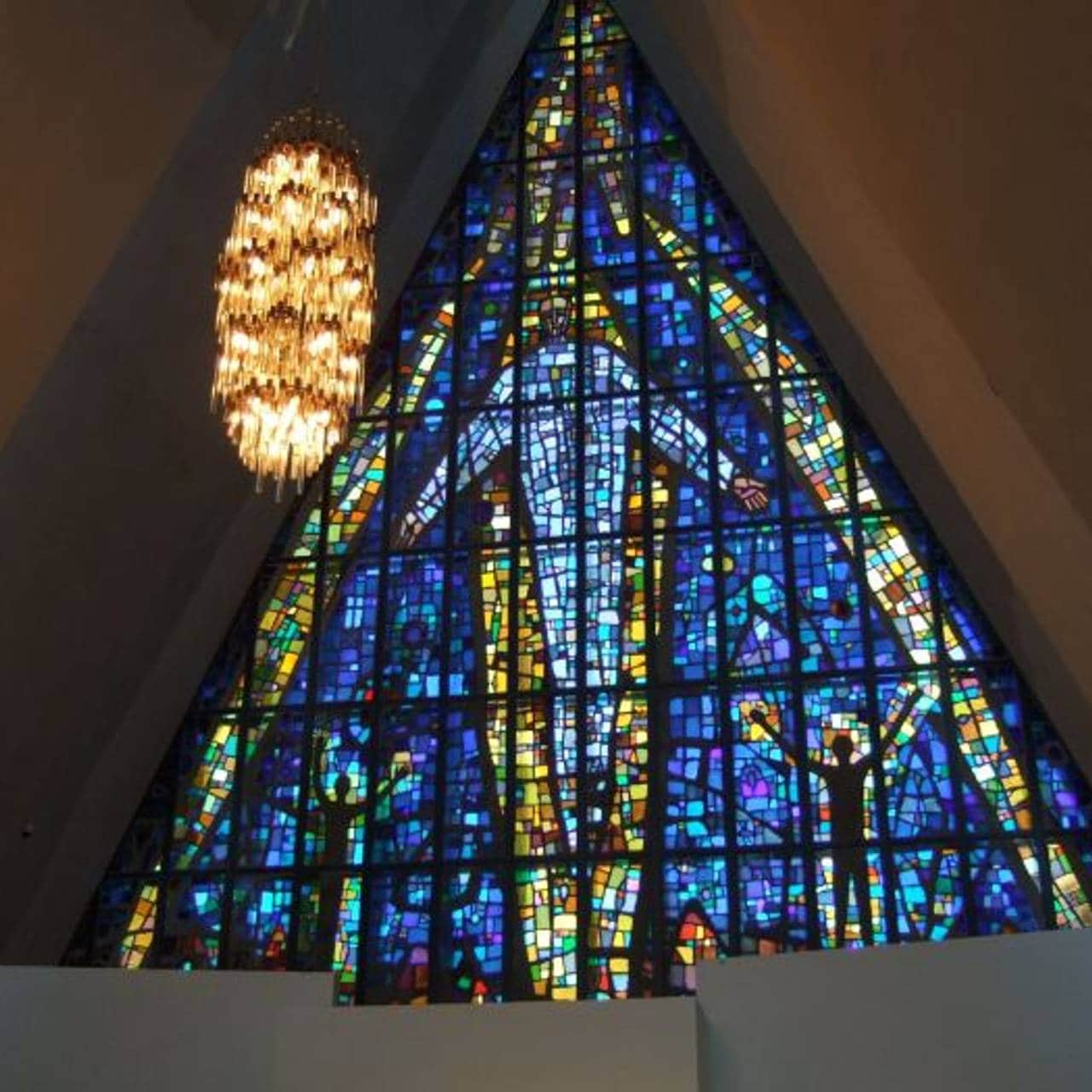 Lysekrone og glassmaleri i Ishavskatedralen