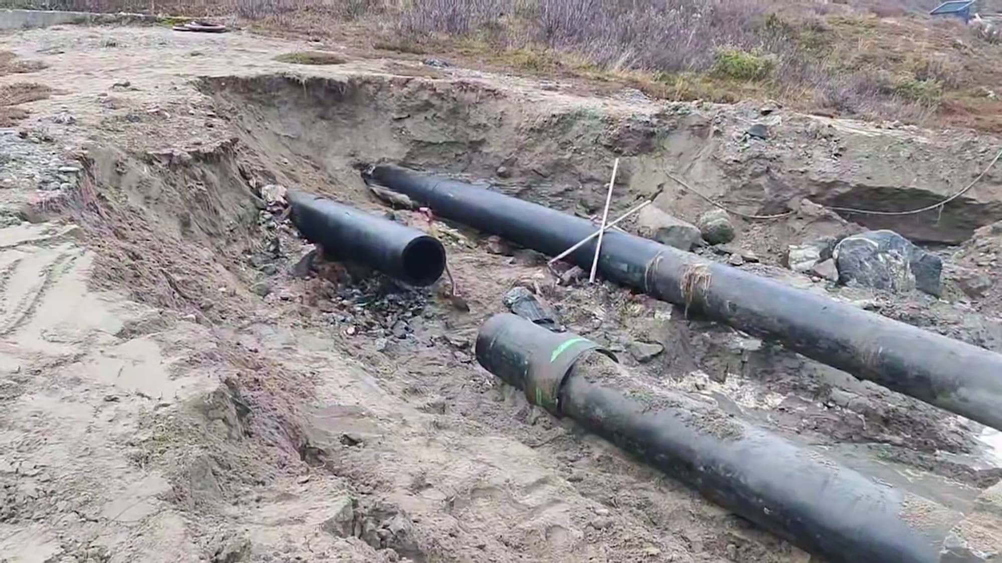 Grop i bakken. Synlige rør. 