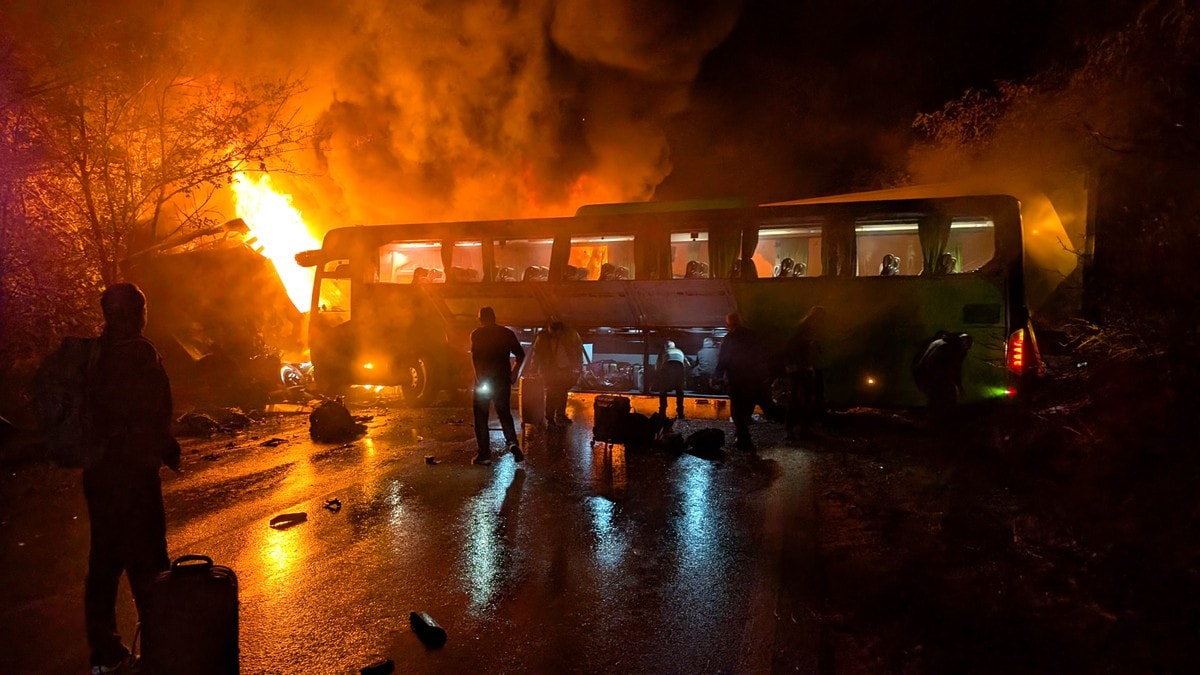 Kjærestepar overlevde dødsulykke: Måtte knuse seg ut av brennende nattbuss