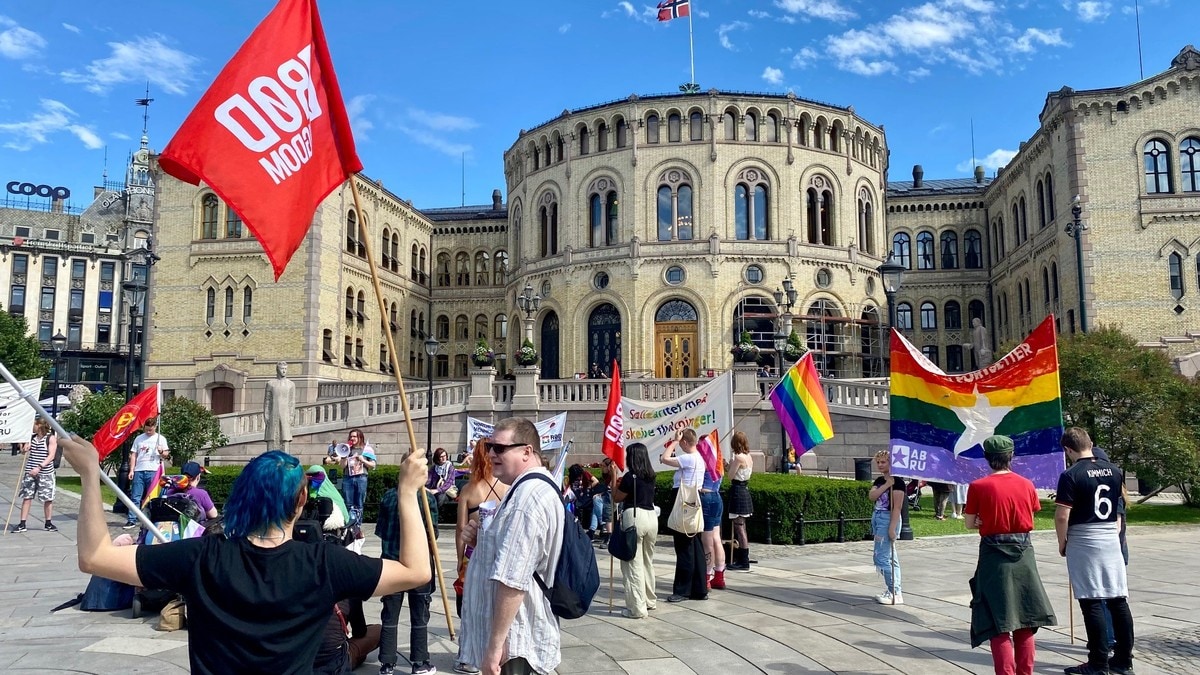 Pride-markering utenfor Stortinget