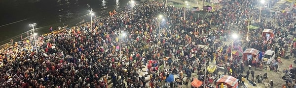  Maha Kumbh-festivalen i Prayagraj, India. Flere titalls mennesker ble trampet ihjel under festivalen. 