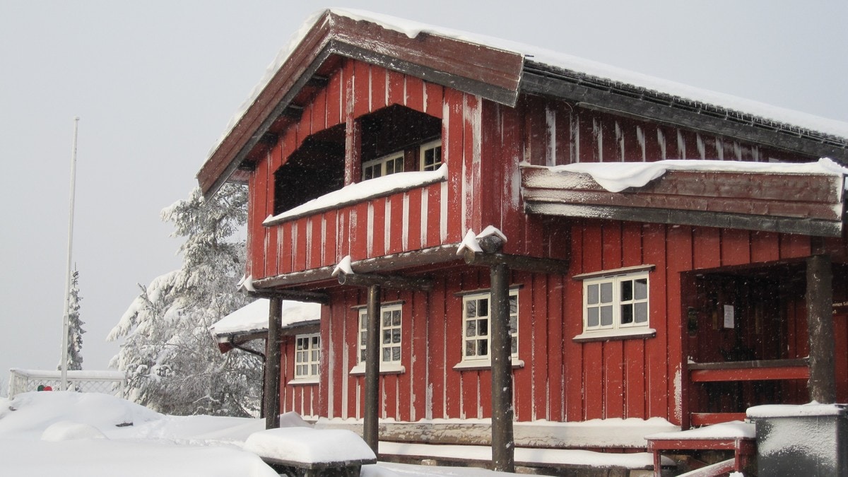 En rød trehytte dekket av snø i Nordmarka. FOTO: Nina Didriksen/NRK En rød trehytte dekket av snø i Nordmarka. FOTO: Nina Didriksen/NRK