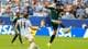 Lynne Sladky / AP,NTB Fotballspillere i aksjon under en kamp. En spiller i lysblå drakt med nummer 14 og navnet R. Gandiolli forsøker å ta ballen. En spiller i mørkegrønn drakt med nummer 4 er i luften og sparker til ballen. Bakgrunnen viser tribuner med publikum. (Bildebeskrivelsen er laget av en KI-tjeneste)
