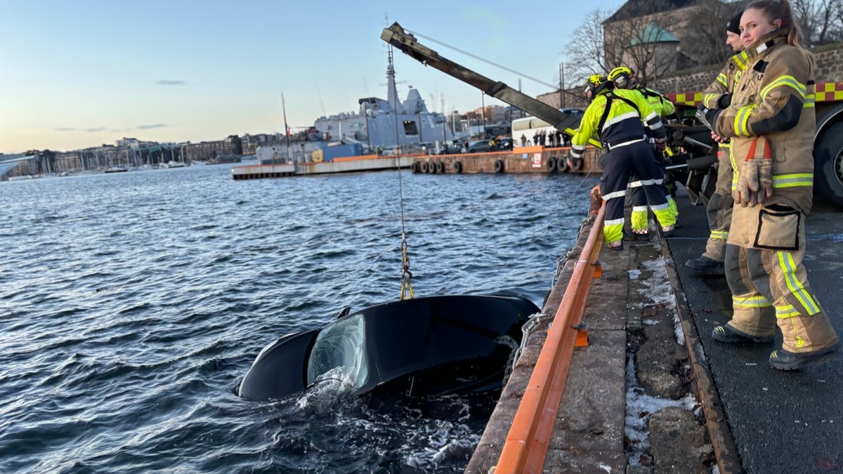 Bil i Oslofjorden – to personer hentet opp av badstubåt