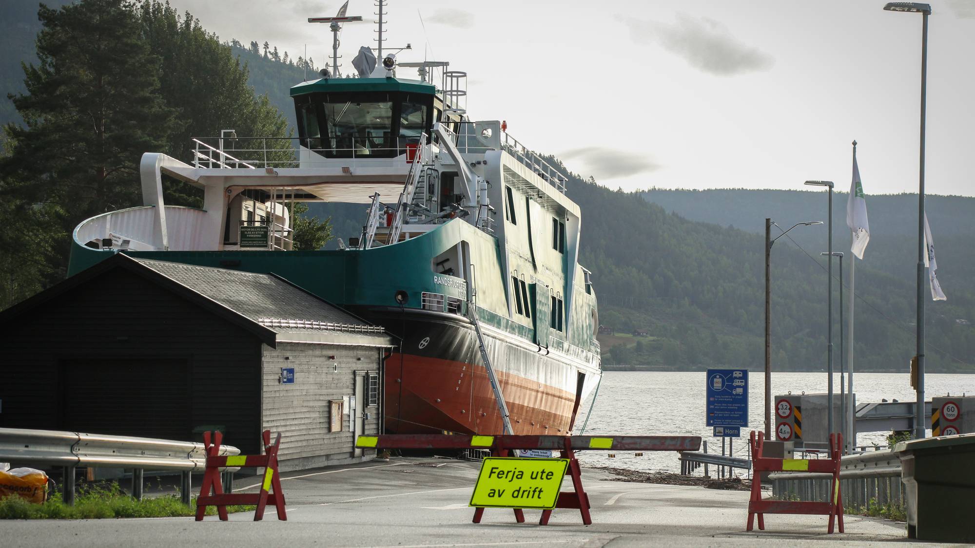 en båt som ligger til kai ved en brygge
