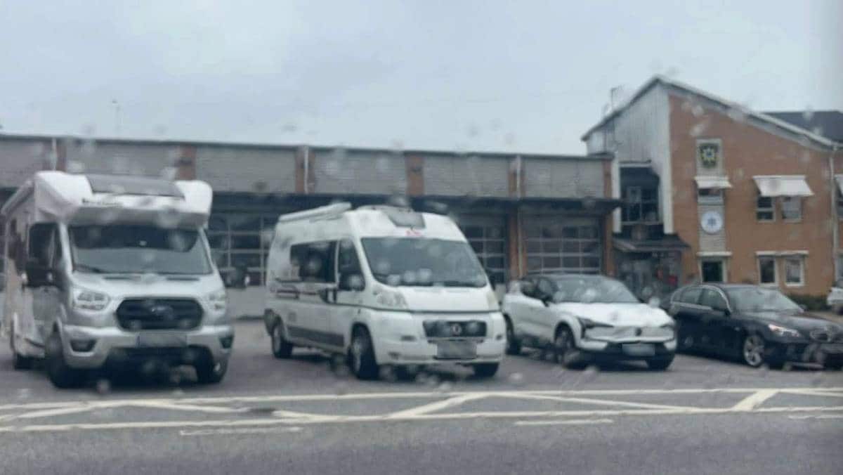 Bilar blokkerte brannstasjonen i Strömstad – svenskane rasar