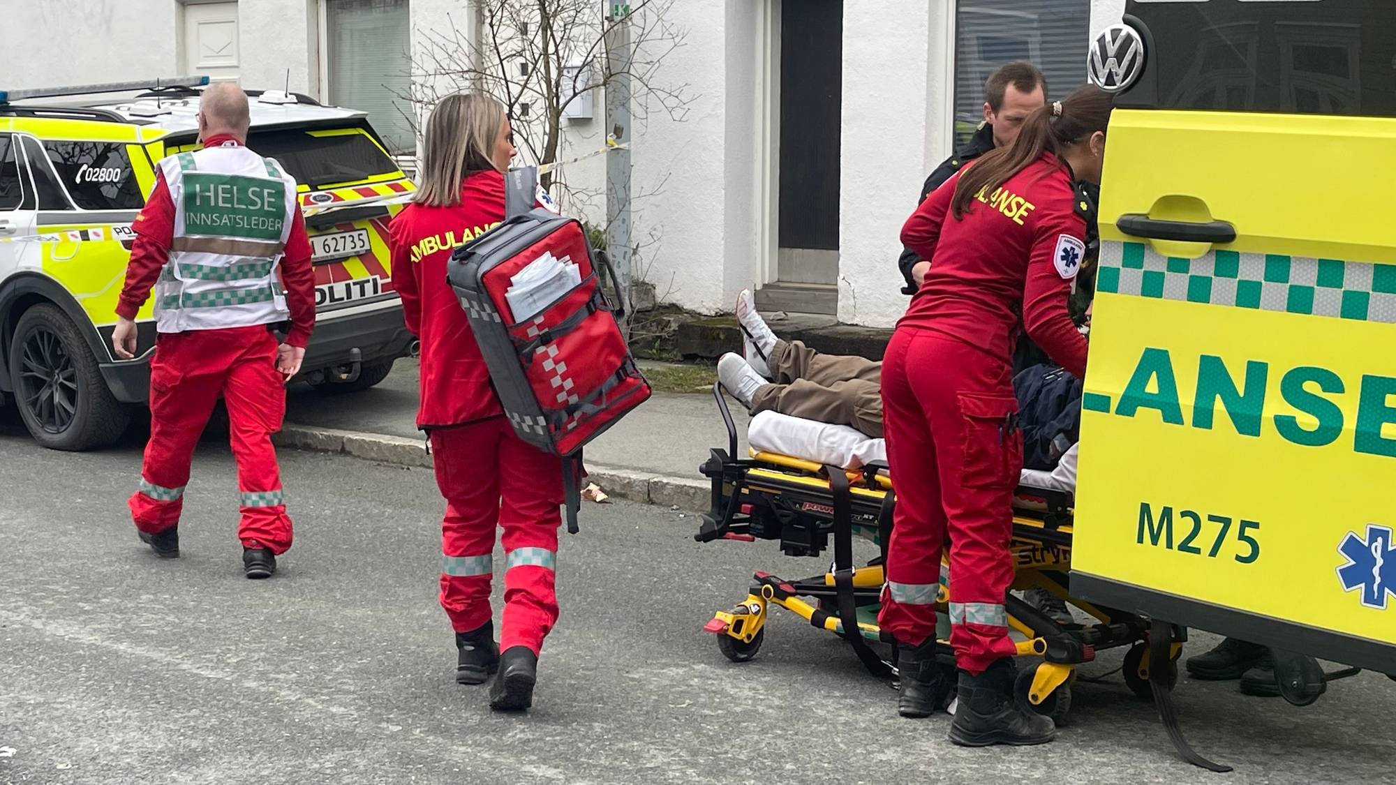 Voldsepisode på Møllenberg i Trondheim. En person blir tatt med i ambulanse og får tilsyn av ambulansepersonell.
