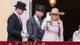 Thomas Fure / NTB Prins Sverre Magnus holder pustemaskinen til kronprinsesse Mette-Marit mens de hilser på barnetoget i Oslo fra Slottsbalkongen på Slottet.