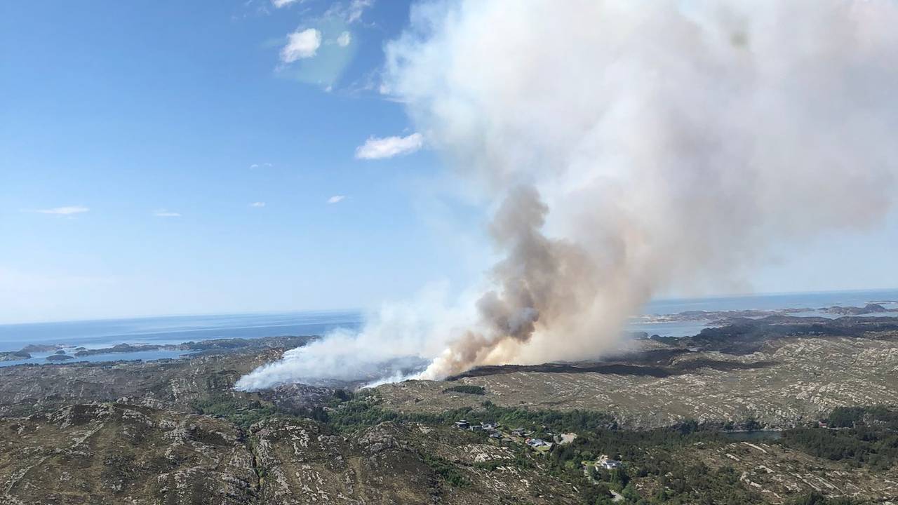 Bilde fra skogbarnnhelikopteret over brannen i Øygarden