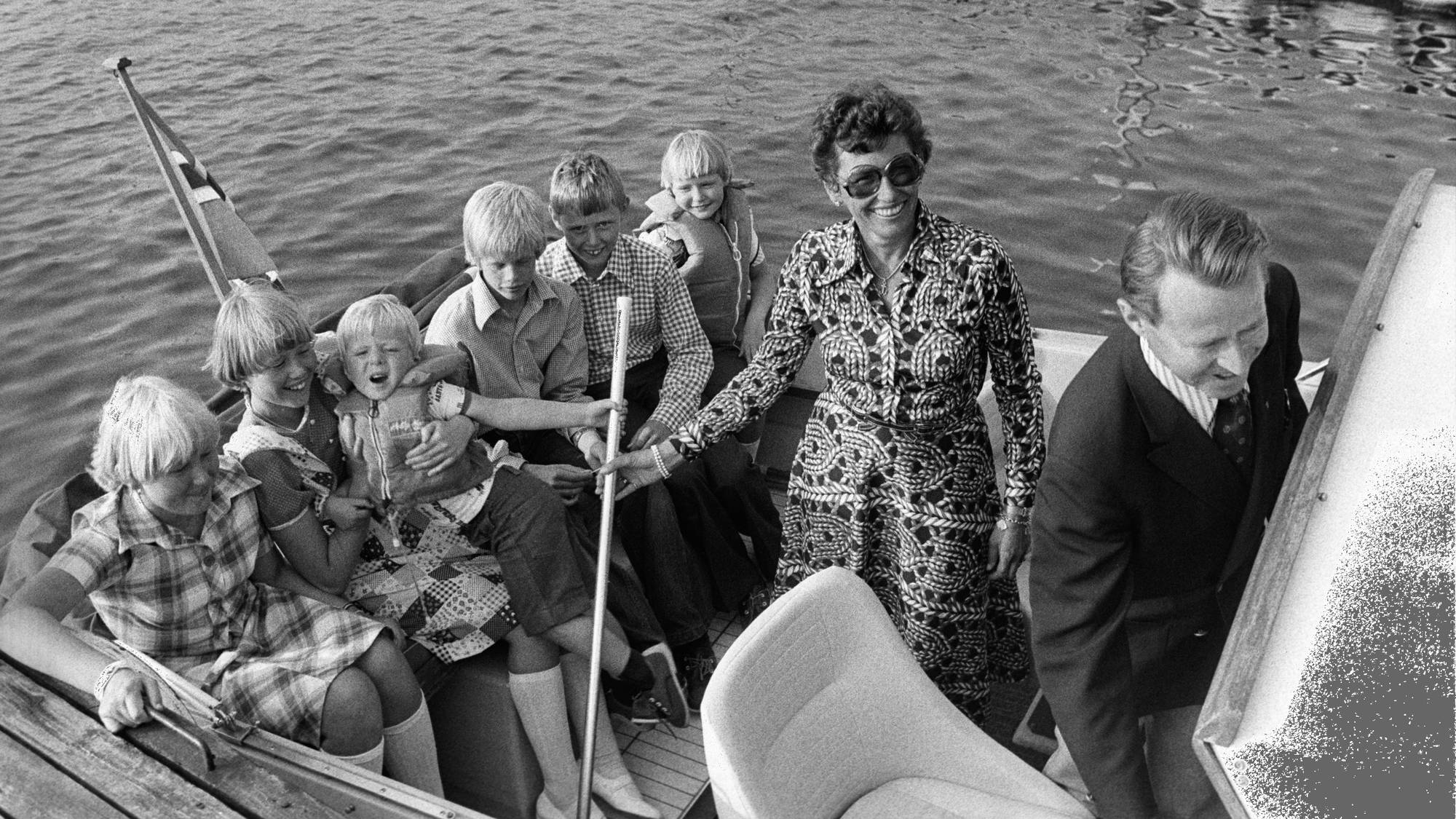 Prisesse Astrid i båt på Hankø sammen med mann og barn