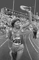 NTB Ingrid Kristiansen holdet en sko opp i været. Bildet er svart-hvitt og er tatt på Bislett Studio i 1984 etter hun satte verdensrekord.