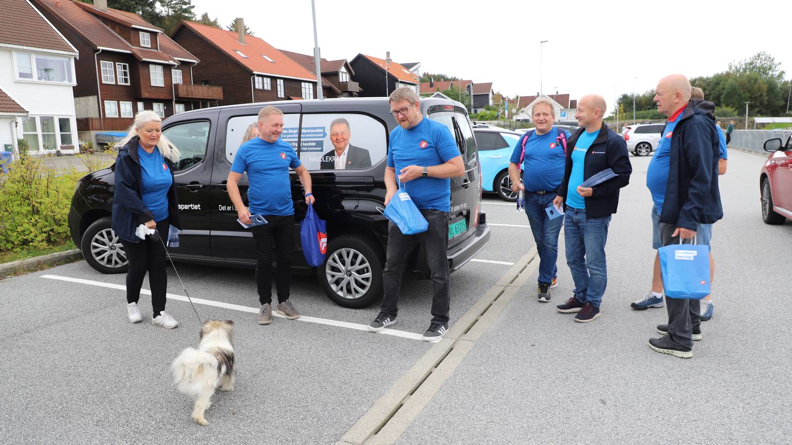 Frp-reklame på inngangsdører i Sandnes vekker harme i valgkampen – NRK ...