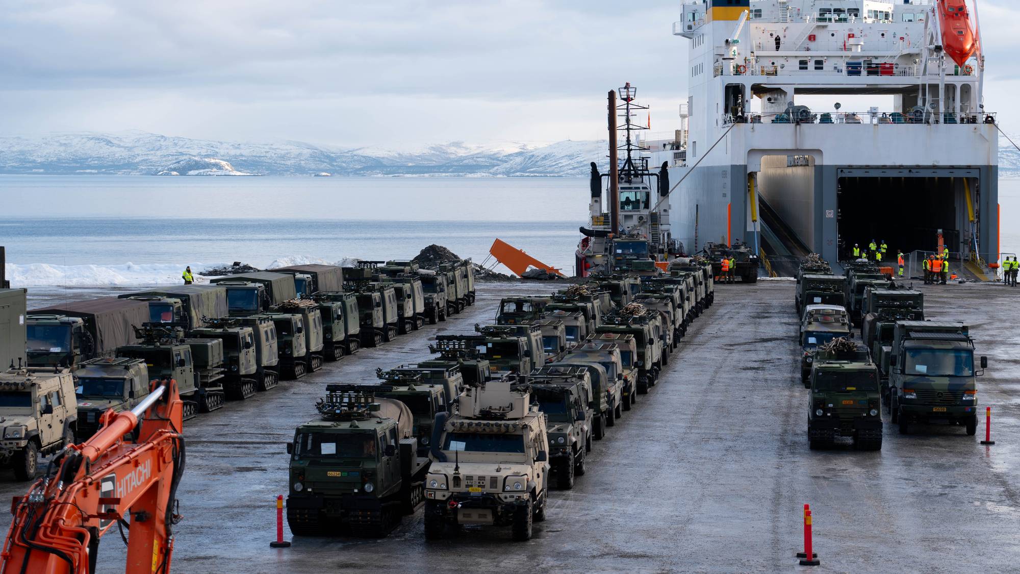 Militære kjøretøy på Langnes kai i Alta