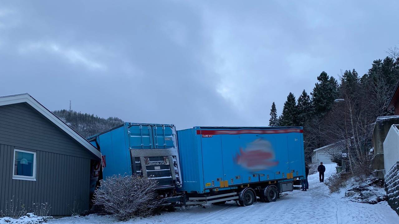 Lastebil kjørte inn i et hus på Malvik
