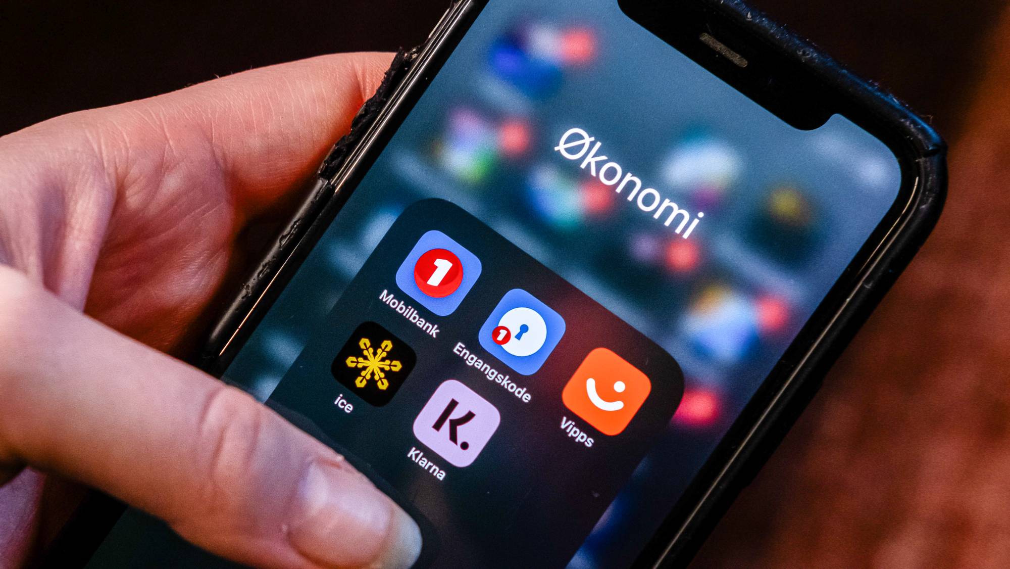 En mobil som viser økonomi-apper. Sparing