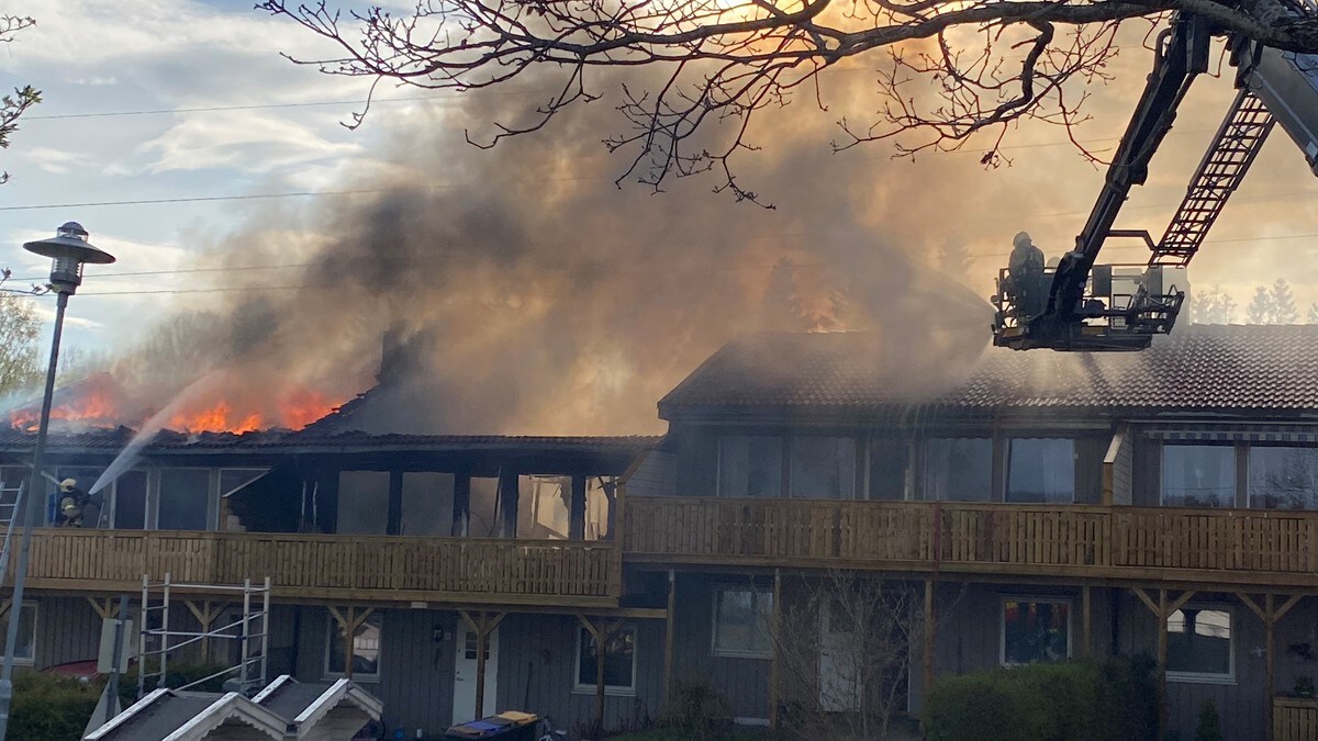 To rekkehus brenner på Skoppum i Horten