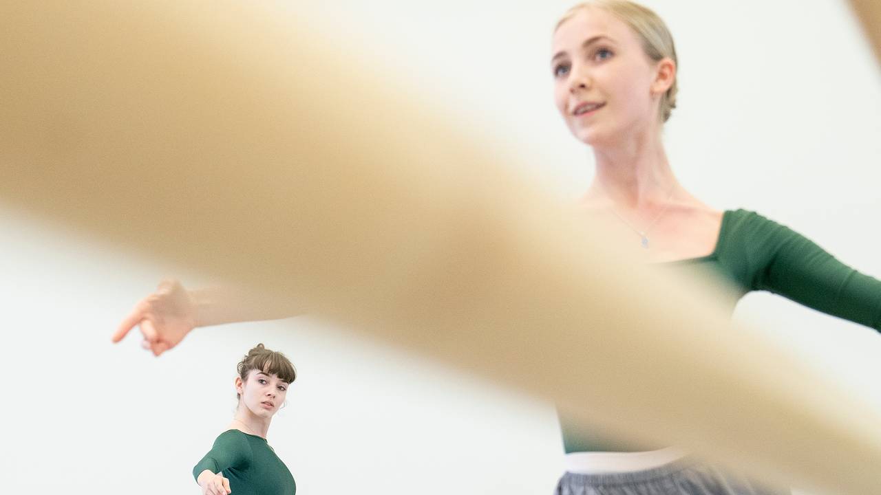 Anaïs Touret og Astrid danser for den norske operaen. med barre