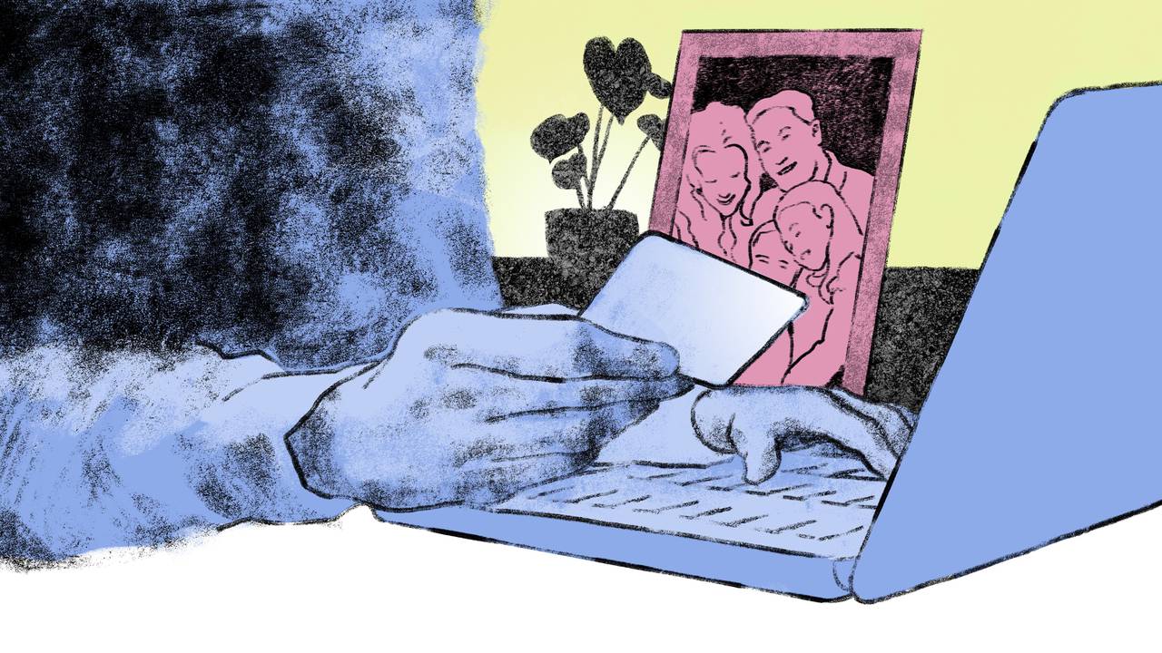 Anonym mann foran PC med et kredittkort i hånda. I bakgrunnen er et bilde av en familie.