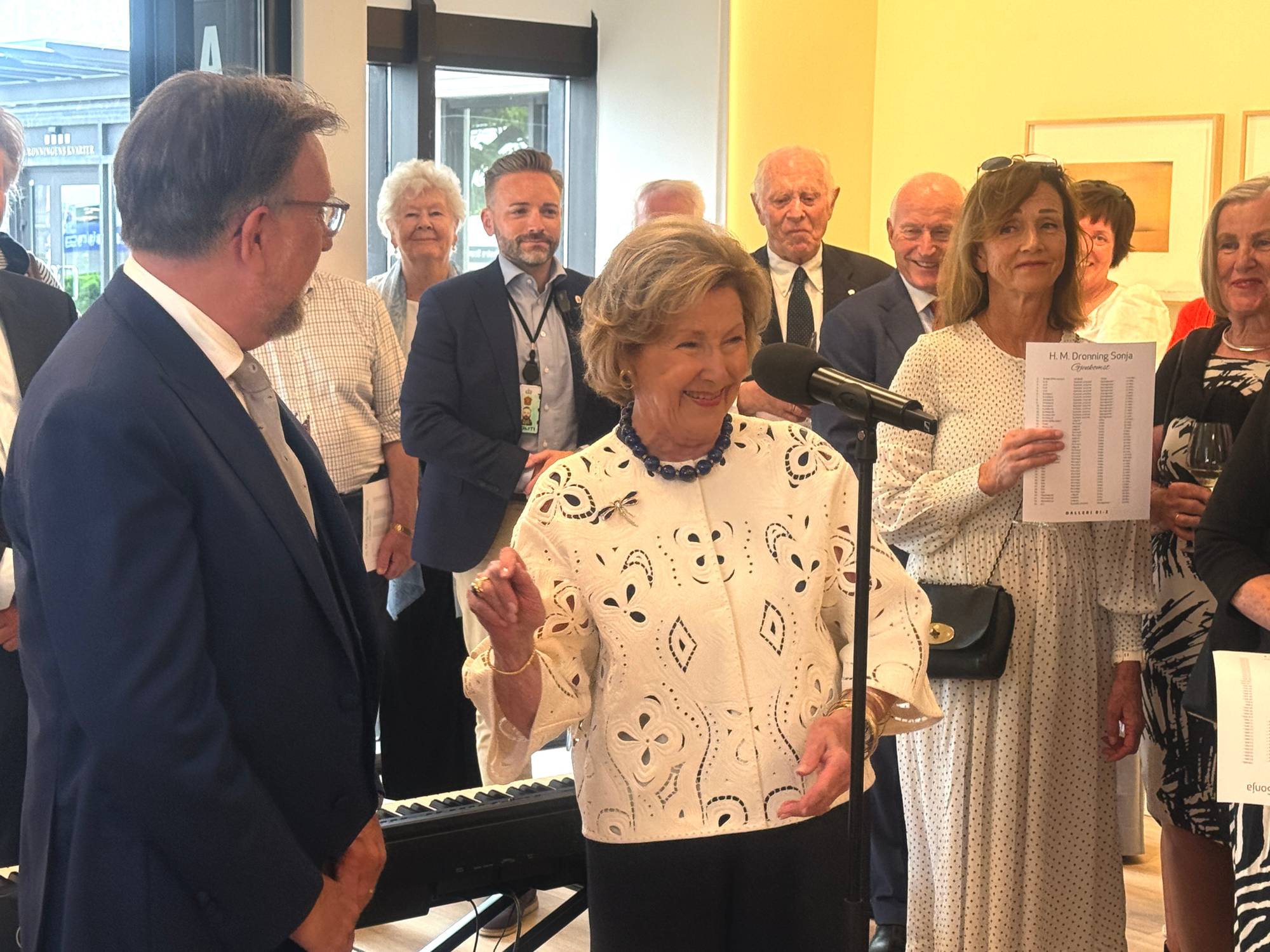 Dronning Sonja er i Kristiansand for å stille ut kunsten sin.
