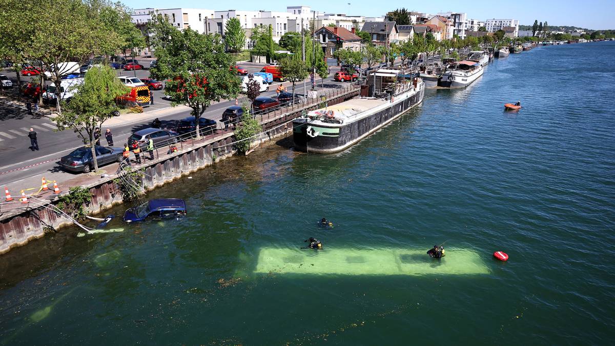 Frankrike: Buss kjørte ut i Seinen
