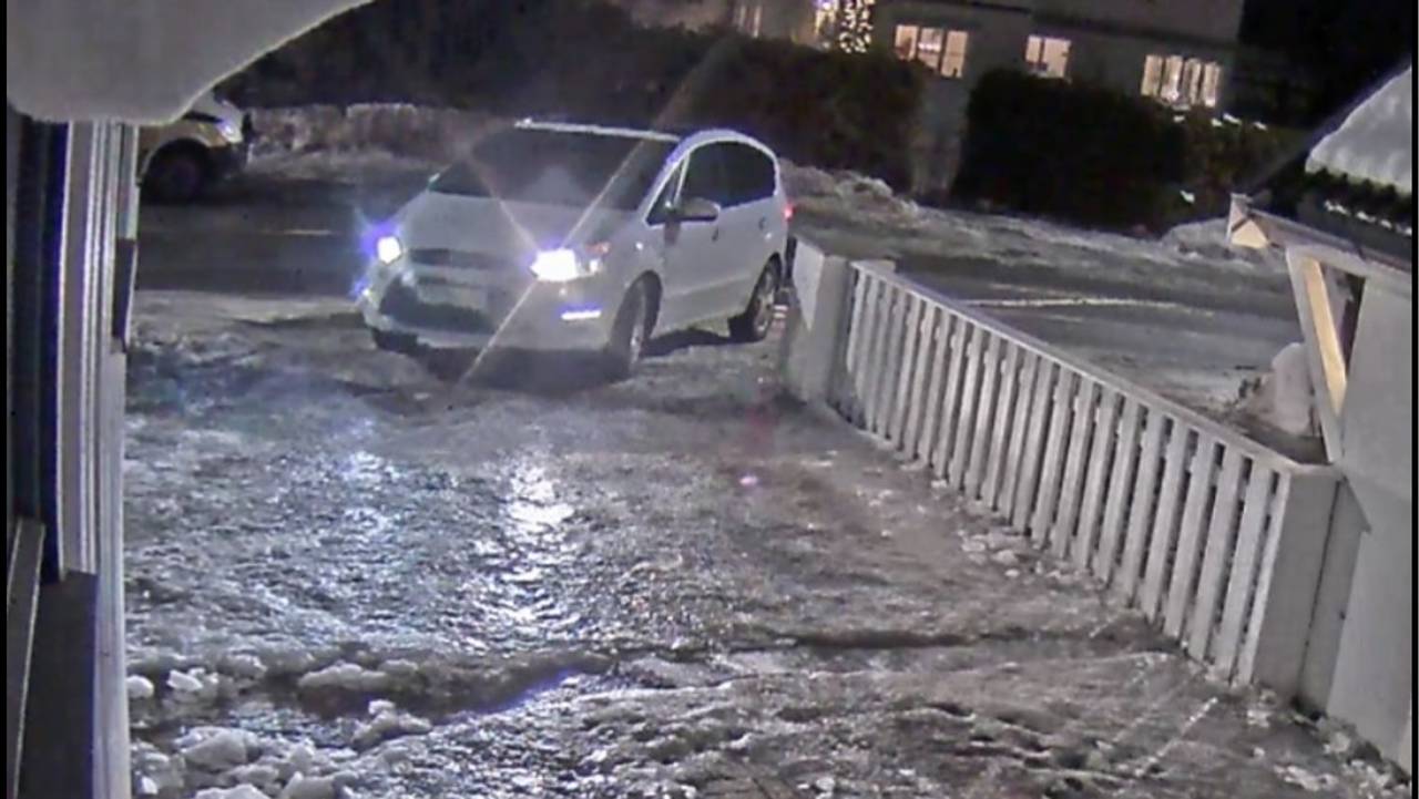 Bertheussen kommer hjem med en lang tøyremse bak bilen.