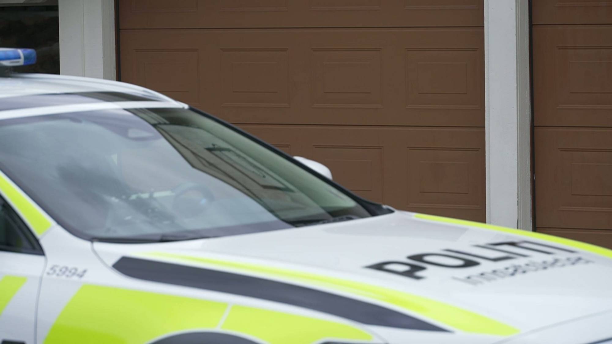 politibil utenfor hus i Kongsberg