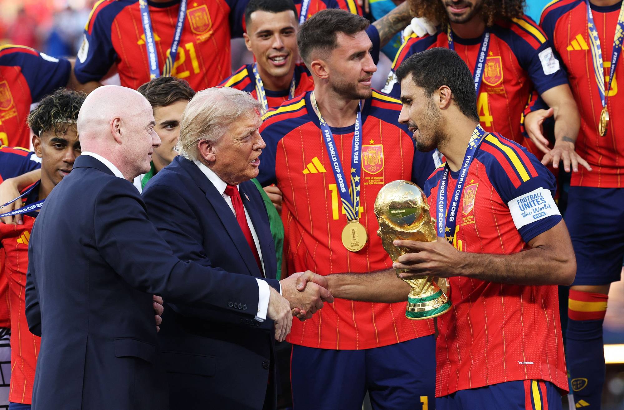 Donald Trump og Gianni Infantino håndhilser på en fotballspiller som holder en pokal. Illustrasjon. (Bildebeskrivelsen er laget av en KI-tjeneste)