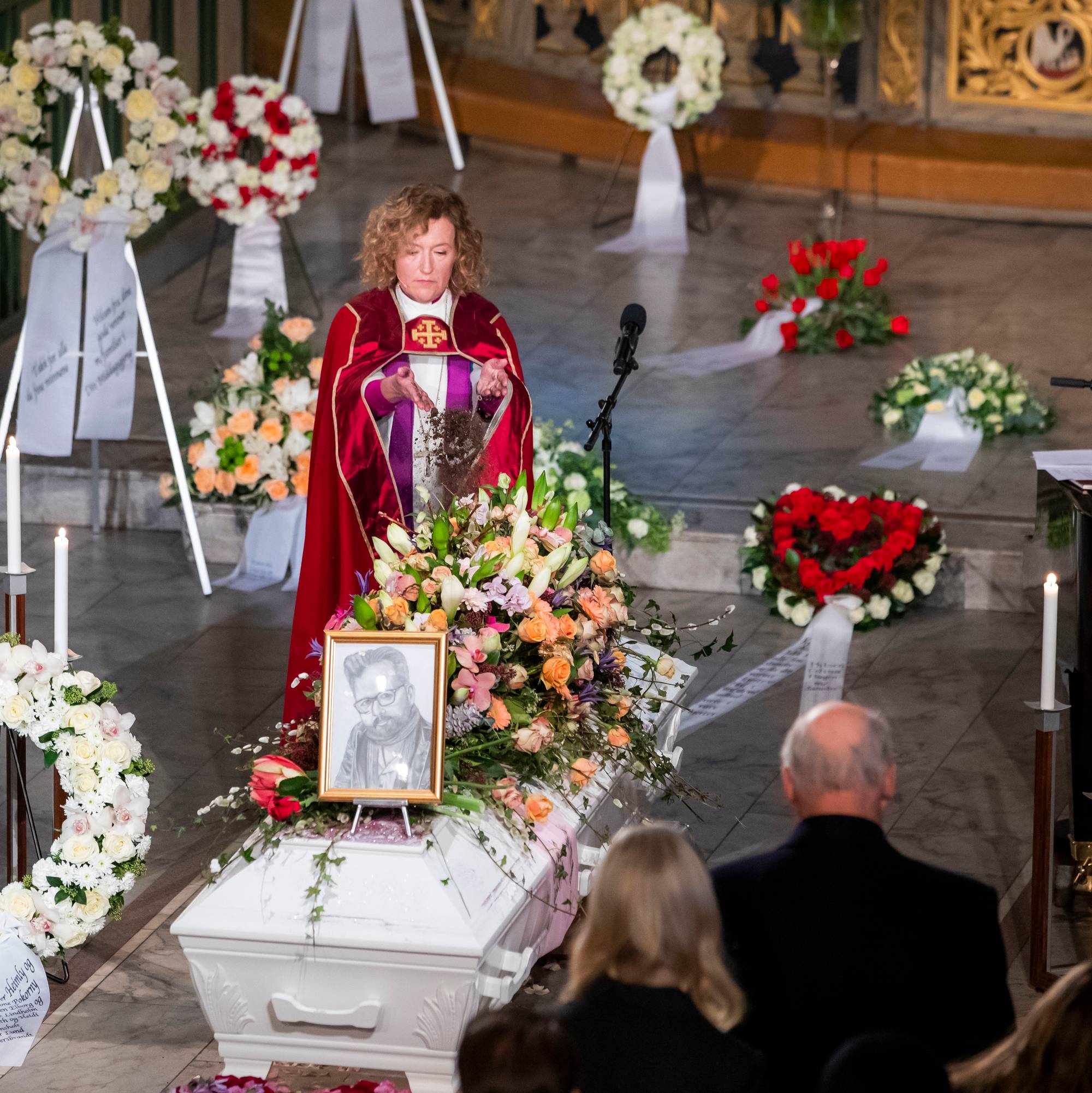 Biskop Kari Veiteberg med jordpåkastelse under bisettelsen av Ari Behn i Oslo domkirke 3. januar 2020.