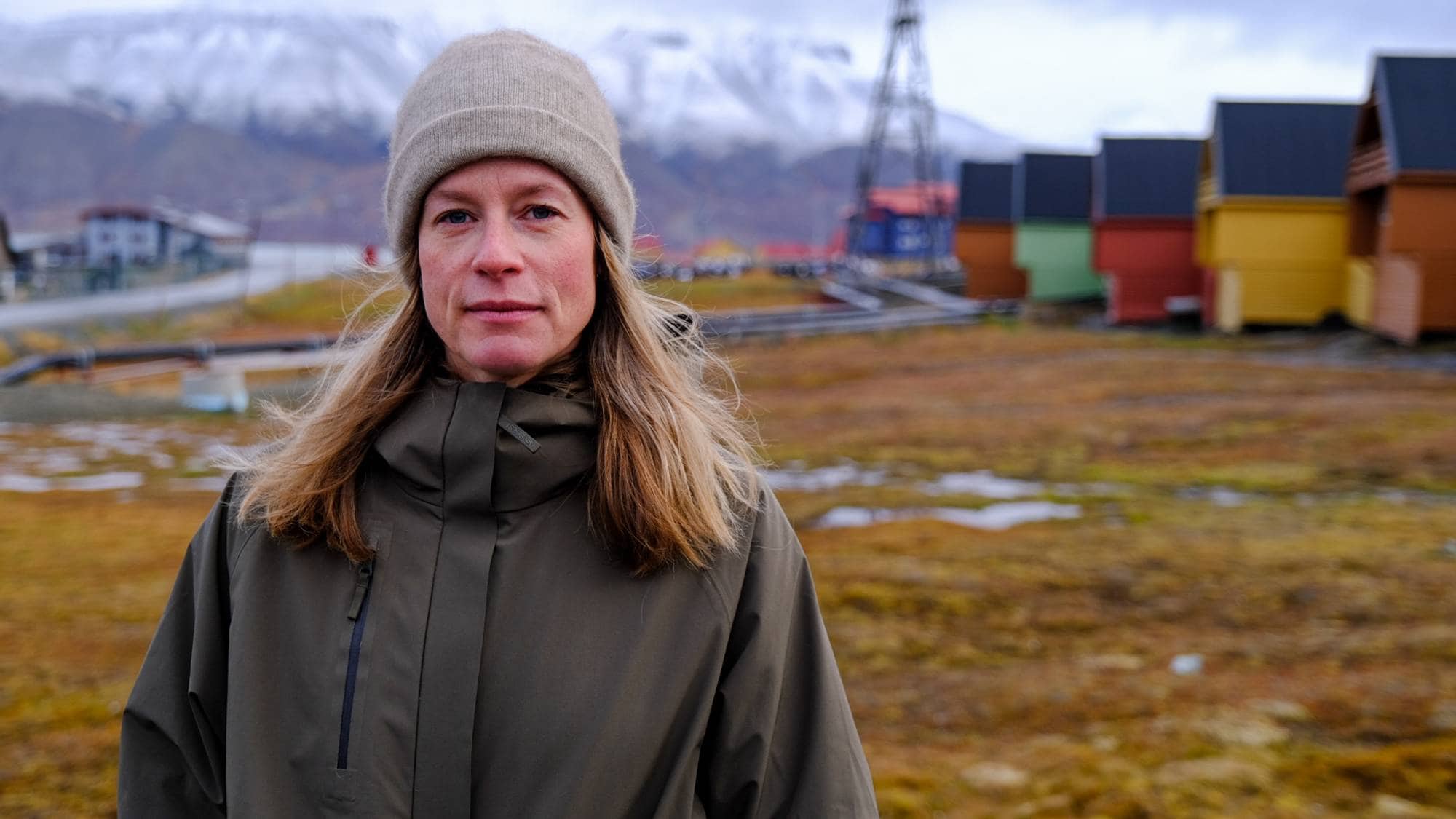 En kvinne står utendørs i Longyearbyen
