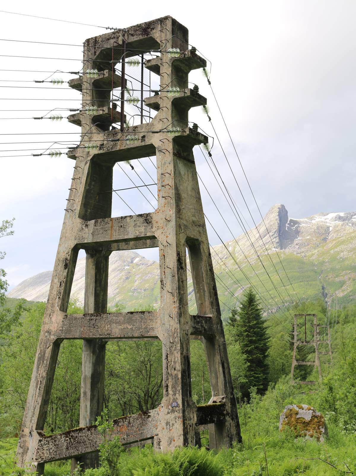 Vil frede 101 år gamle strømmaster i Glomfjord – NRK Nordland