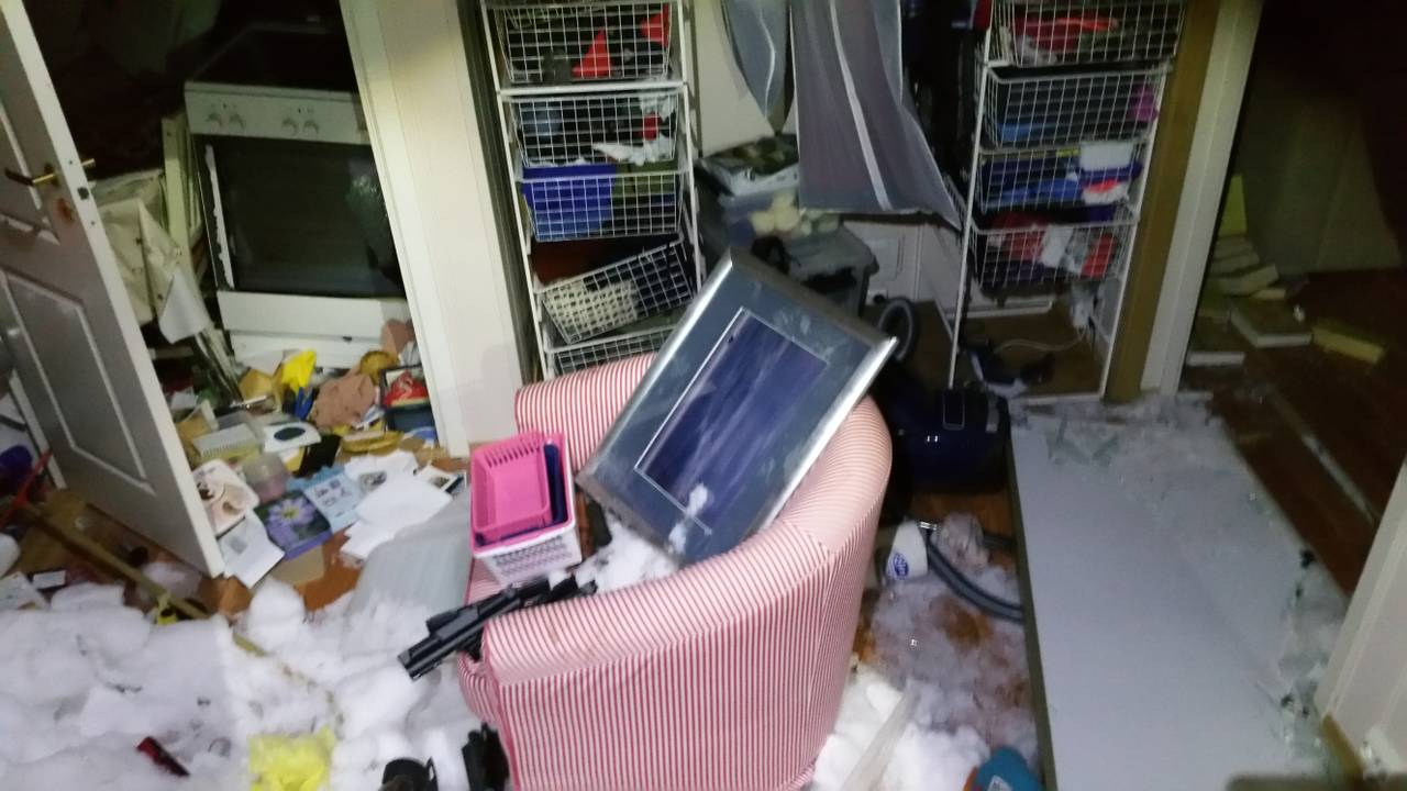 Huset vart flytta 80 meter nedover lia. Det meste vart rista laust og øydelagd på turen.