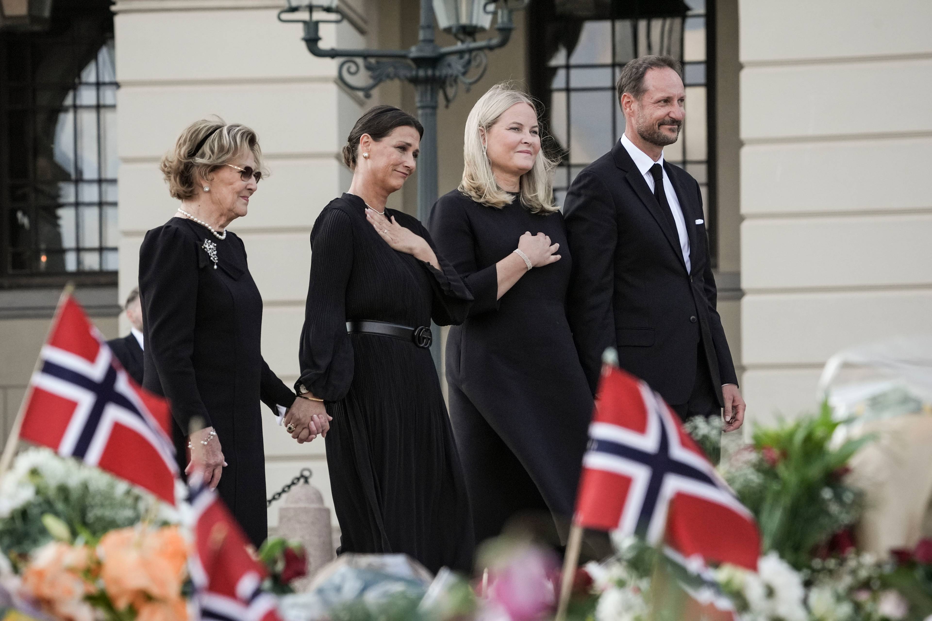 Kongefamilien ute på slottsplassen mandag ettermiddag.