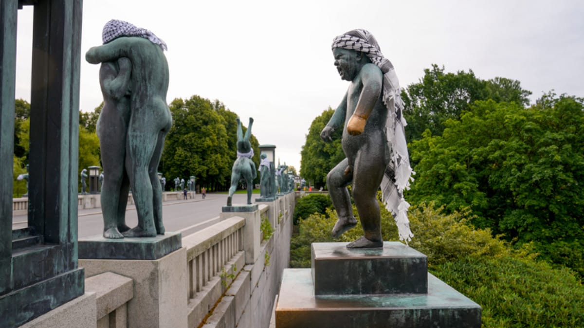 Statuene i Vigelandsparken ble kledd i palestinaskjerf i natt