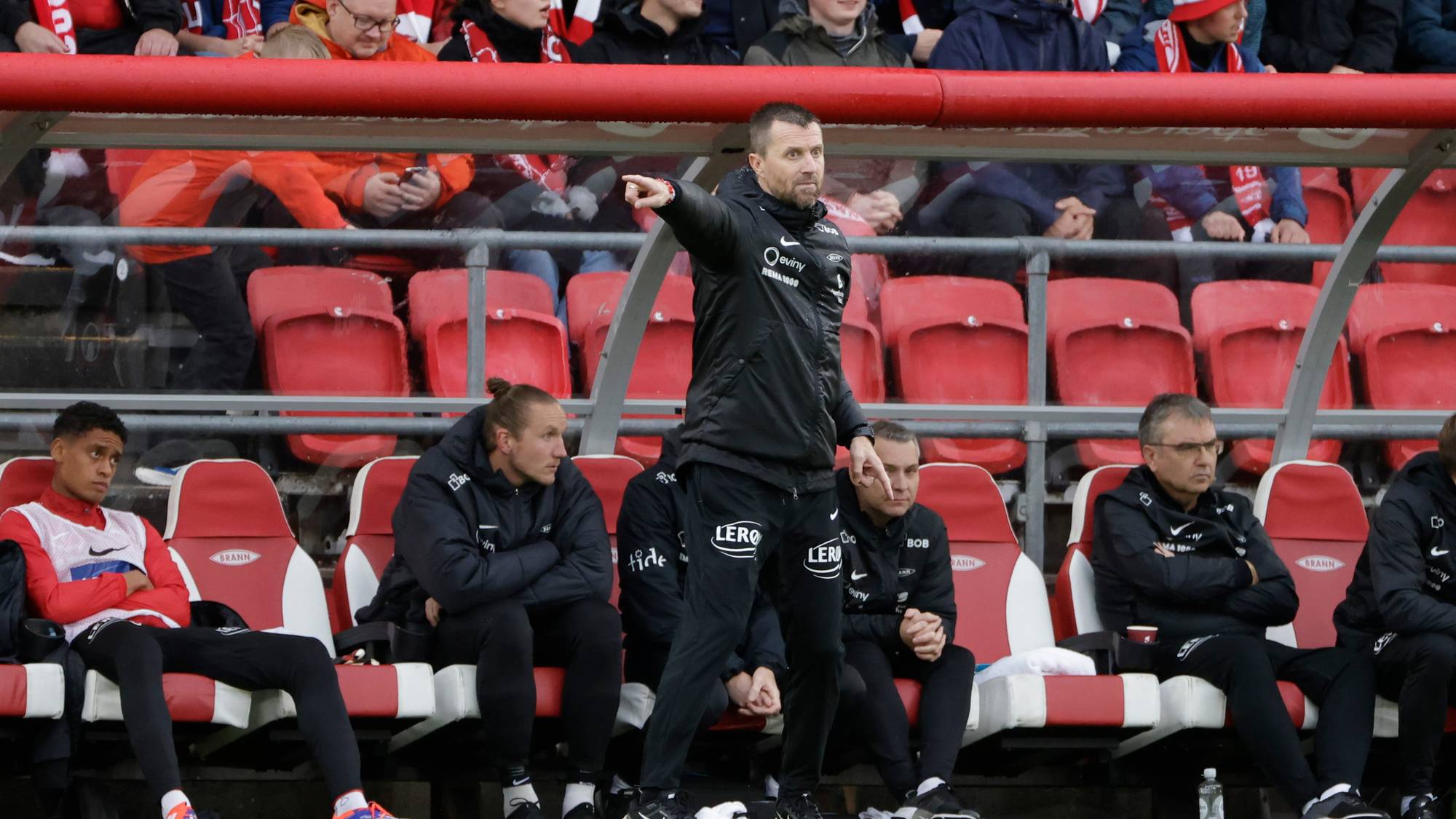 Brann-trener Eirik Horneland peker under Serieliga-kvalifiseringen mot Astana på Brann Stadion. 