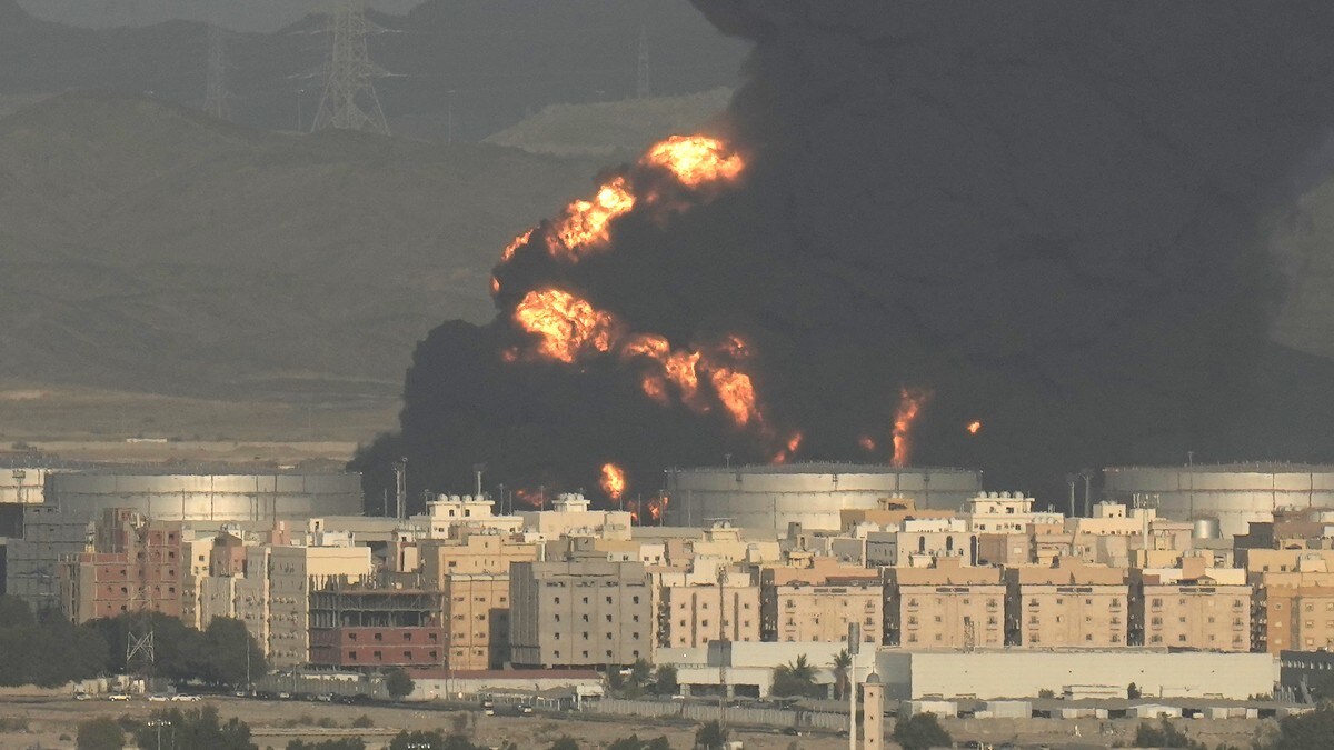Oljedepot i Saudi-Arabia brenner etter angrep