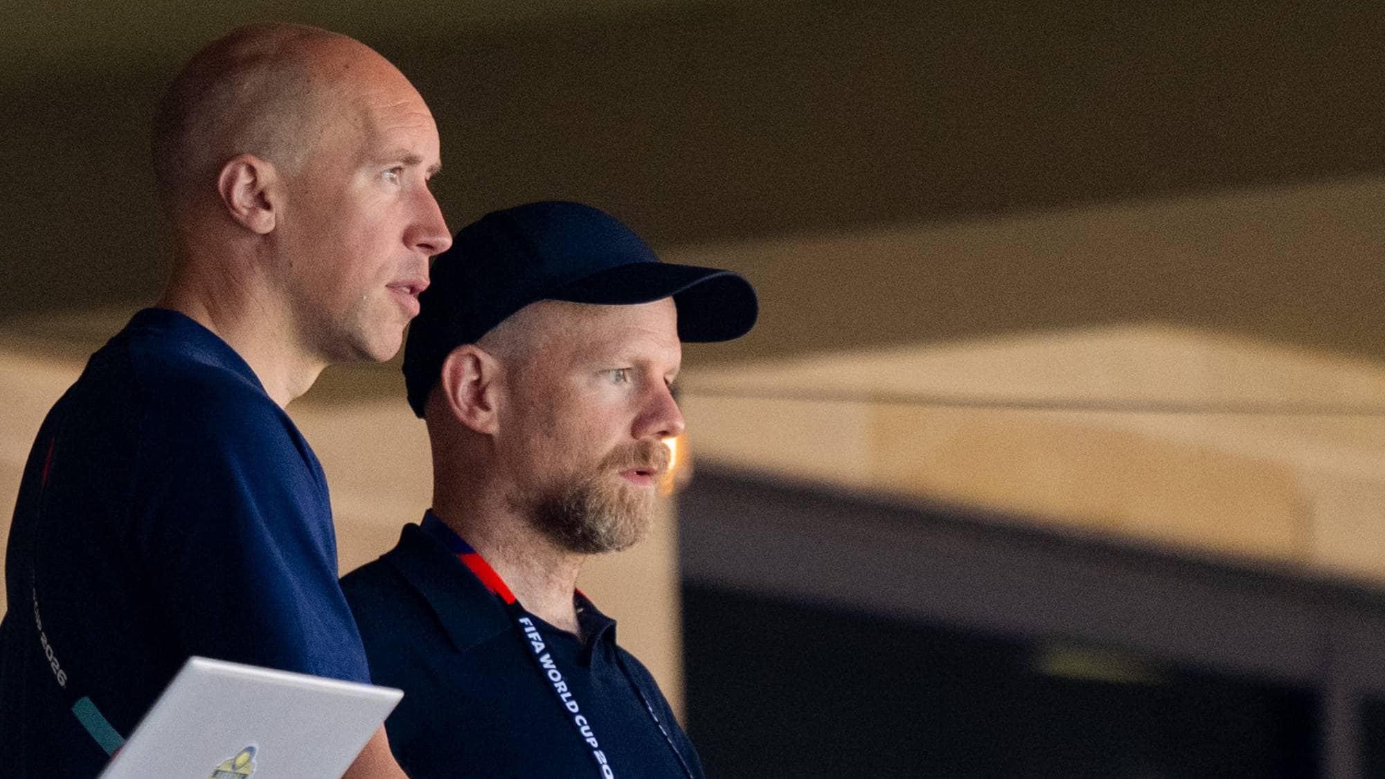Simon Åström sammen med generalsekretær i Fifa, Mathias Grafström
