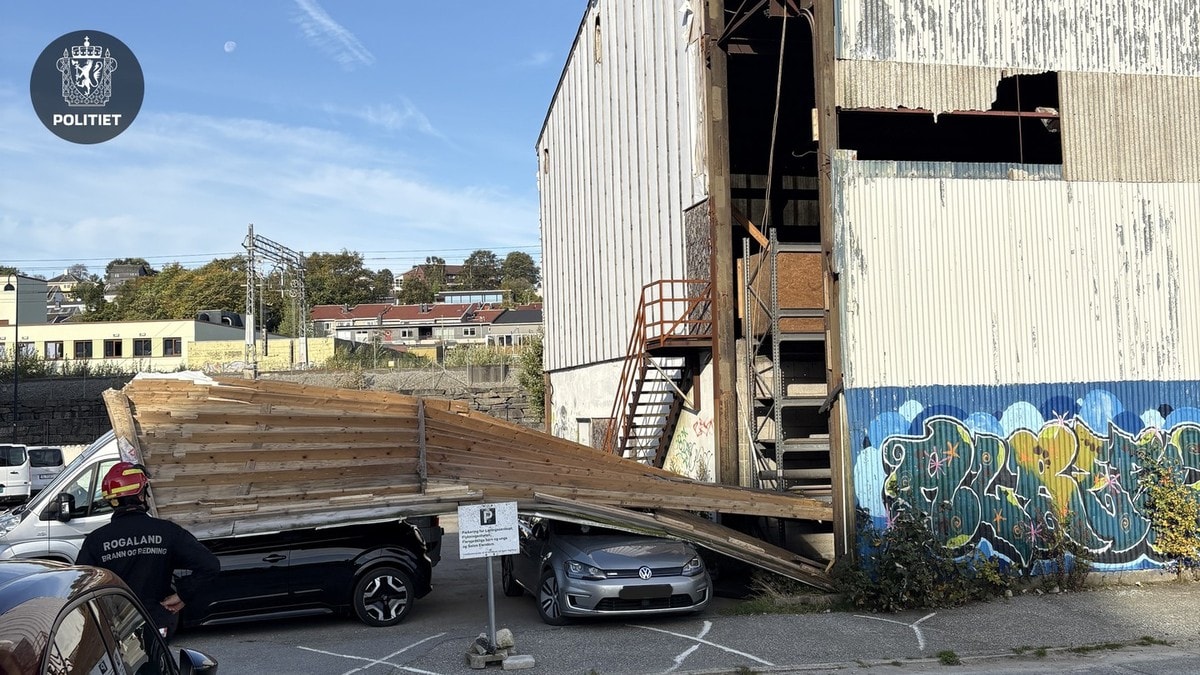 Kraftig vind i Rogaland: Vegg raste ned over biler