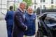 Fredrik Varfjell / NTB Statsminister Jonas Gahr Støre hilser på Indias statsminister Narendra Modi. Modi er iført en blå vest over lys skjorte og kurta. De står foran en svart bil med døren åpen.