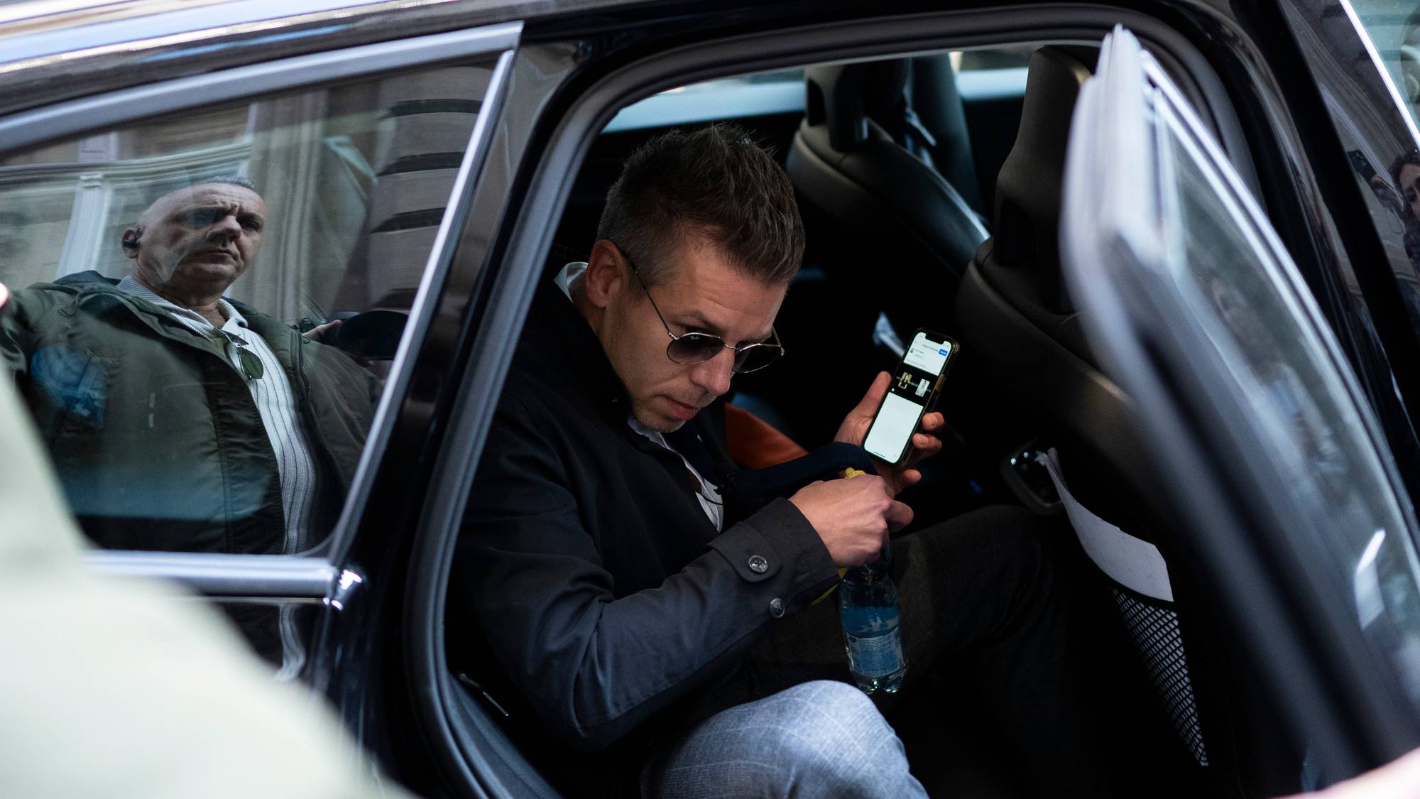 Peter Magyar i en bil på vei til en domstol