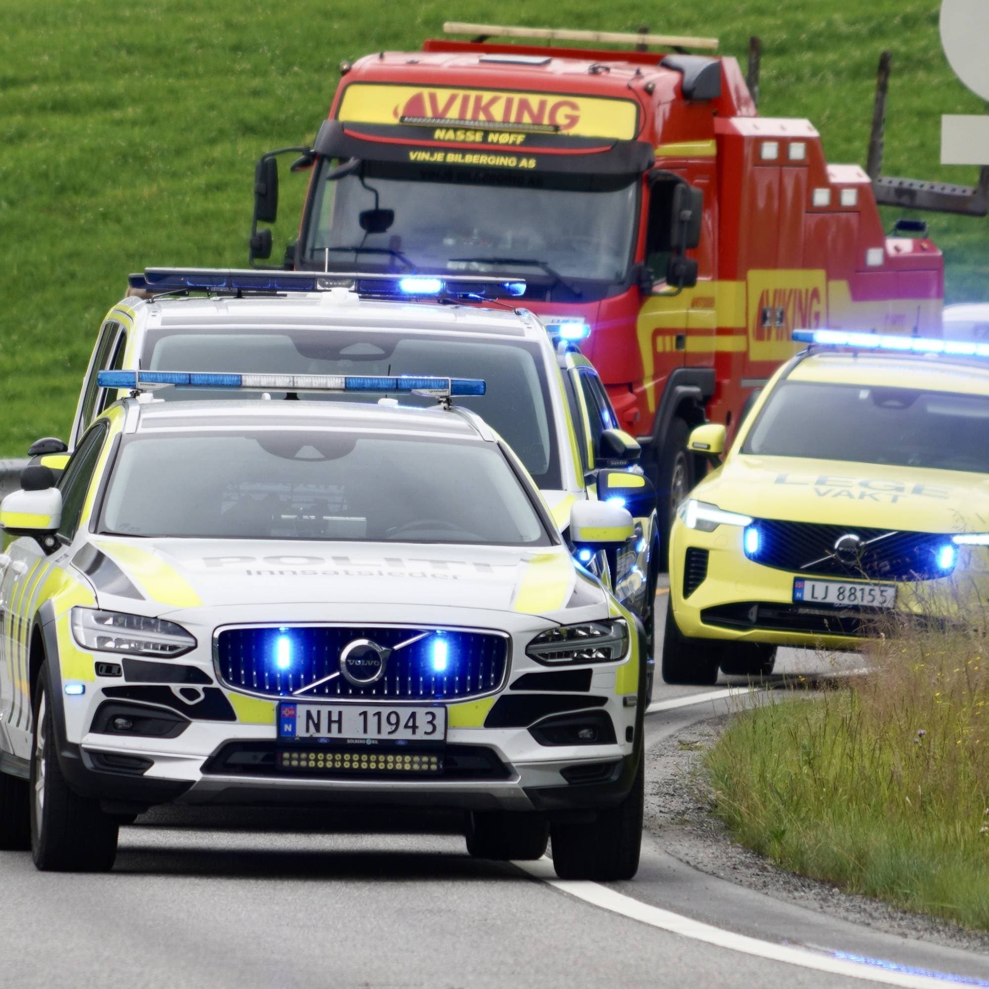 Politi, ambulanse og bilberger på en vei.