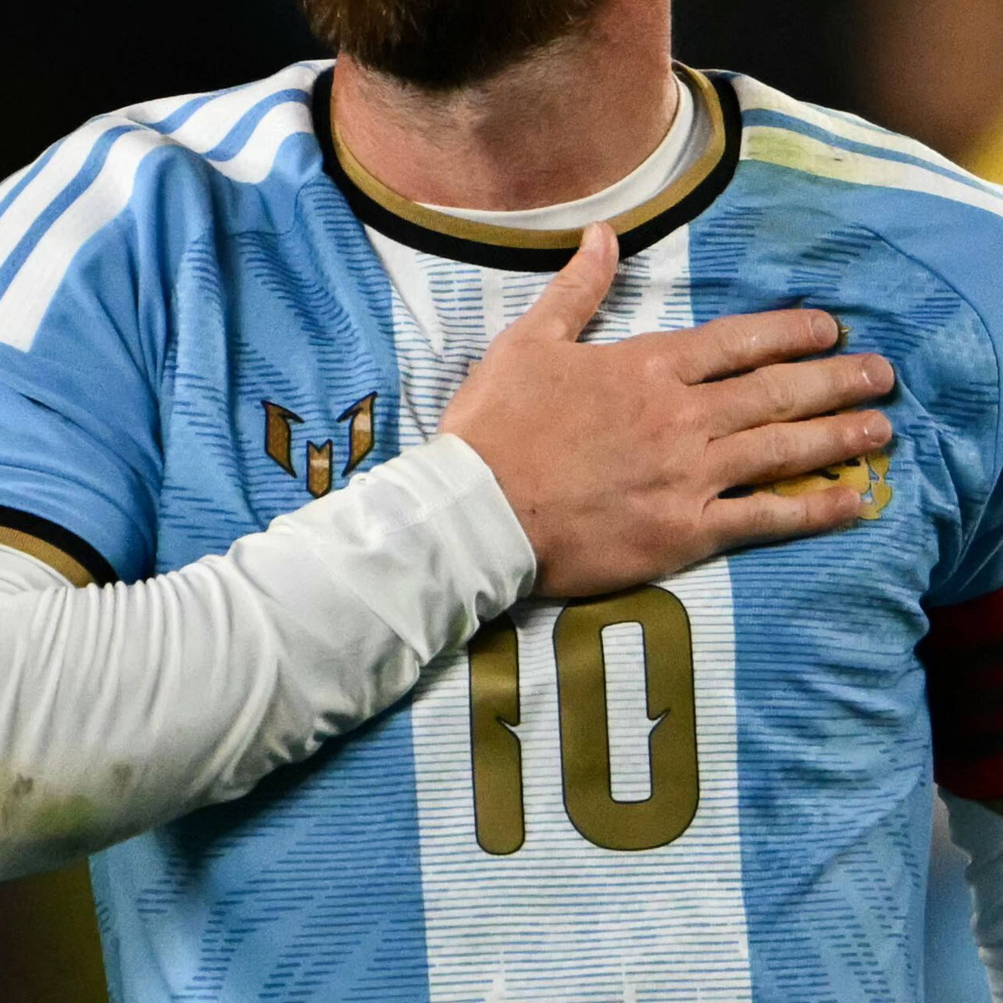 Lionel Messi i Argentinas landslagsdrakt med nummer 10, mens han holder hånden over brystet. (Bildebeskrivelsen er laget av en KI-tjeneste)