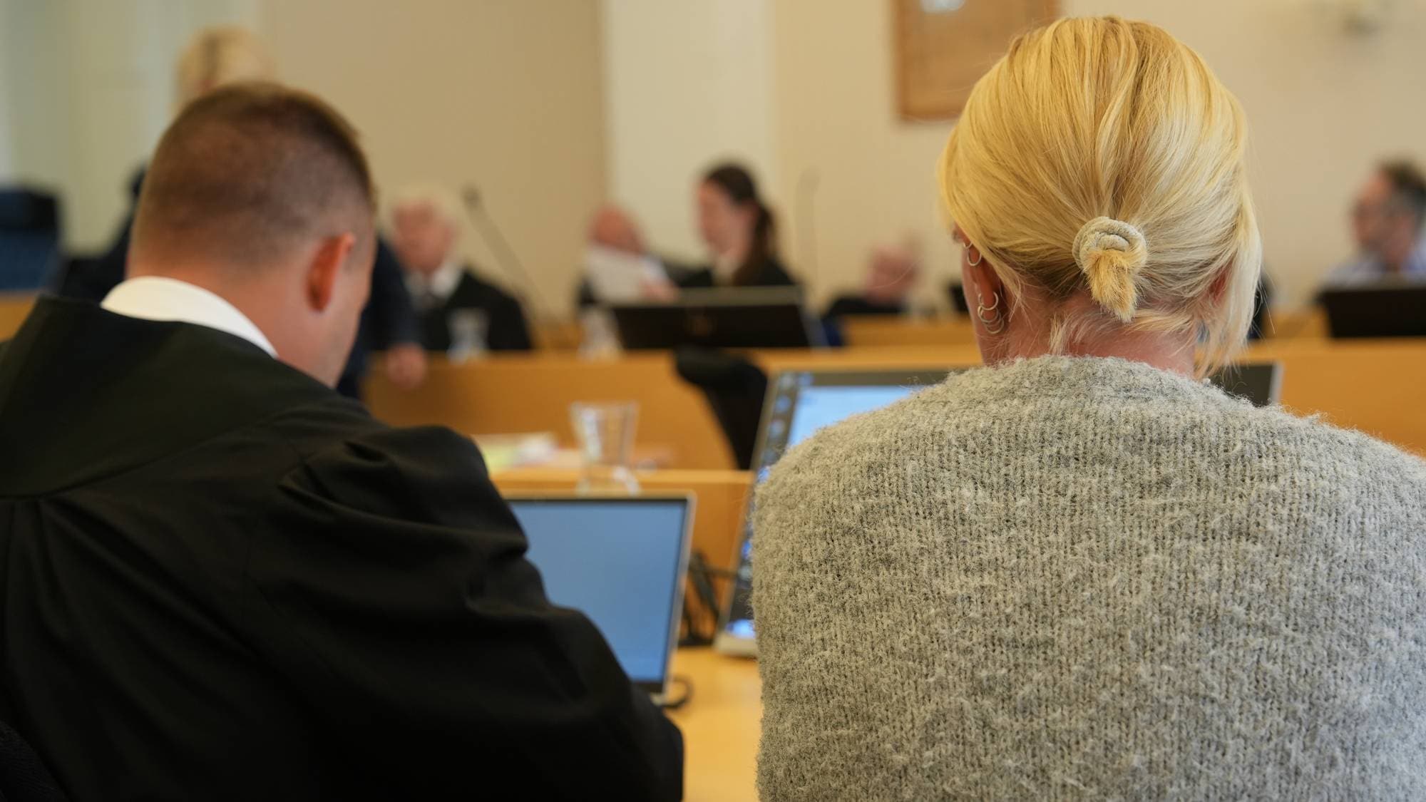 Moren til Martine sammen med sin bistandsadvokat.