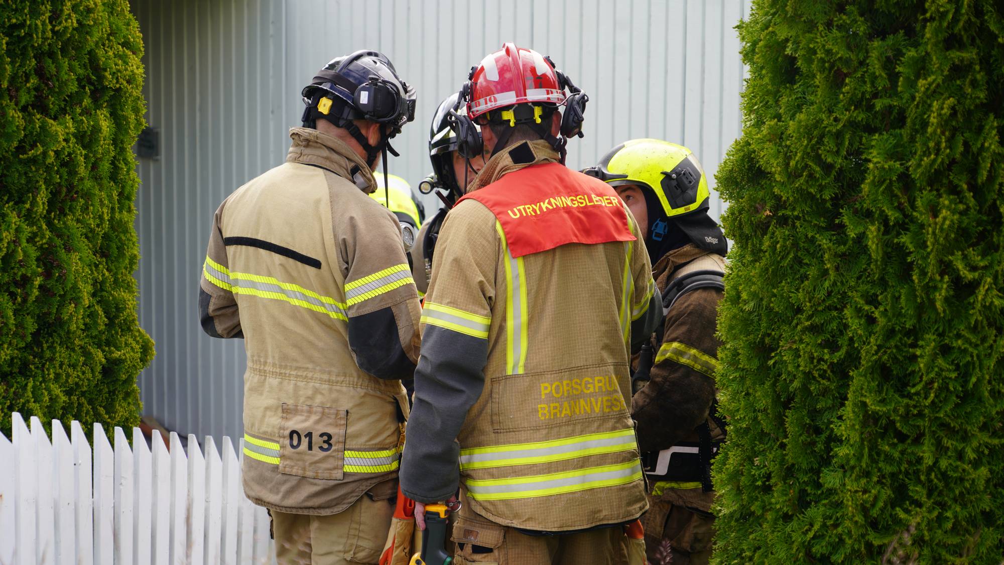 Brannmenn utenfor brennende bolig i Langesund