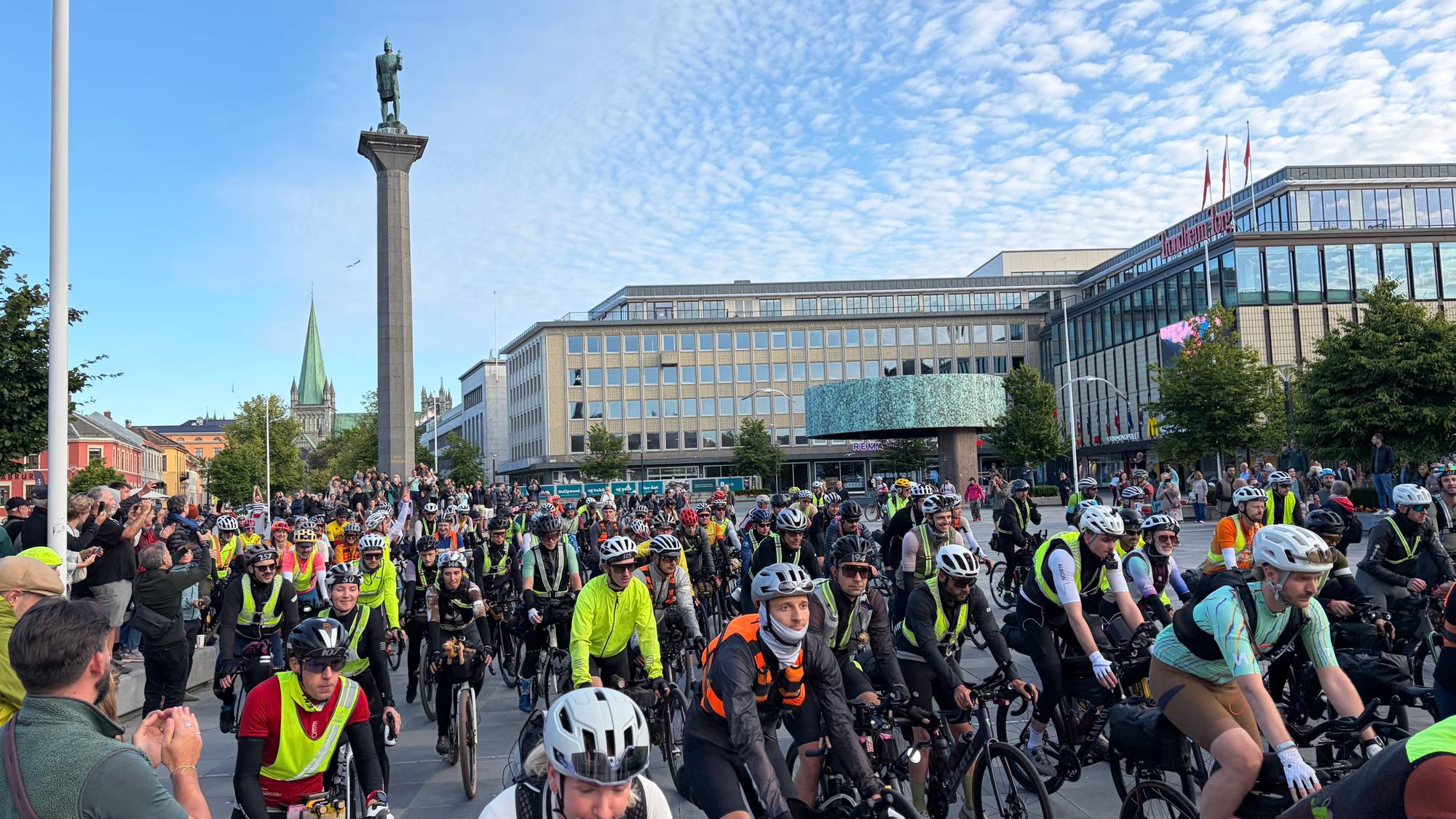 Transcontinental race er i gang fra torvet i Trondheim